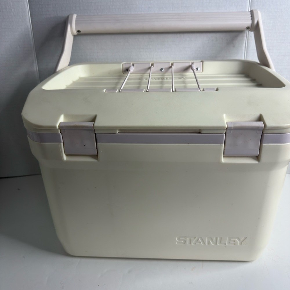 STANLEY 16qt/15.1L easy carry outdoor cooler in cream
Available in pink